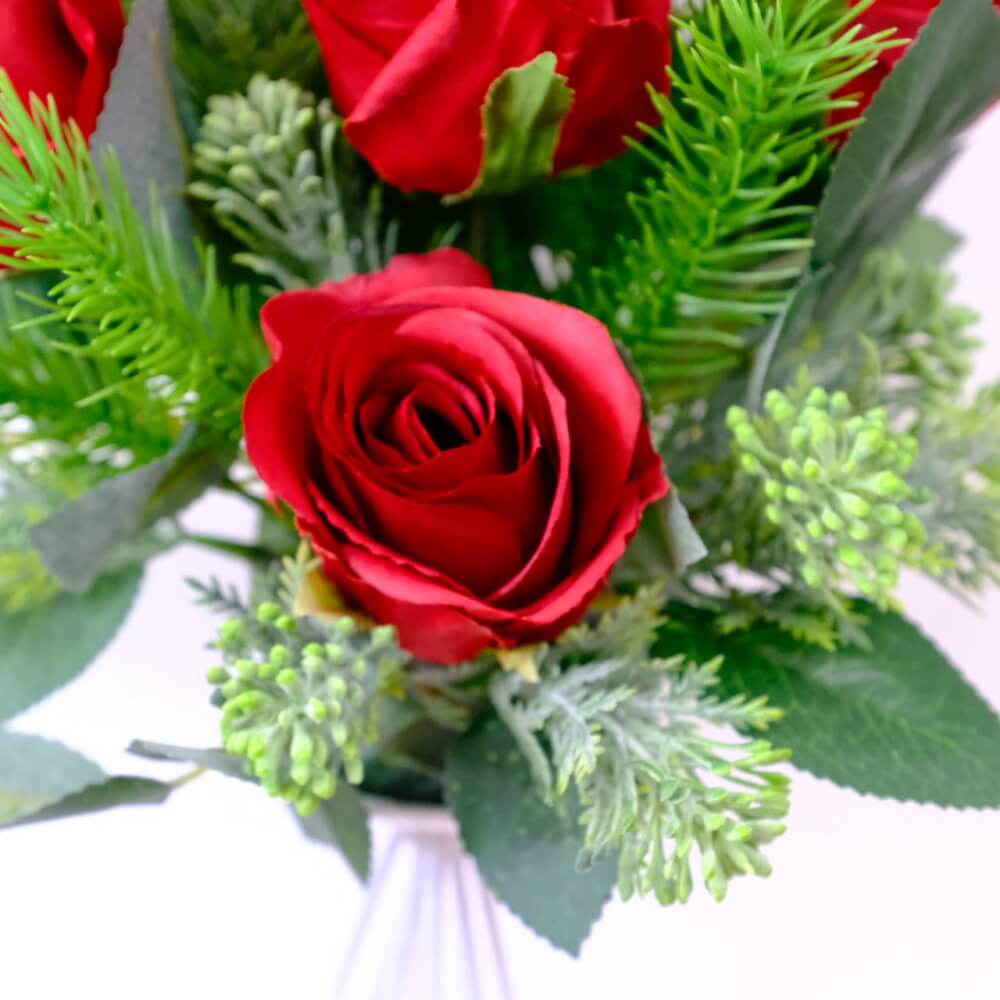 ดอกกุหลาบประดิษฐ์ผ้าในแจกัน  JGLORYFLOWER  แจกันเส้นเหล็กดัดสีขาว รูปทรงเชิงเทียน  กุหลาบสีแดง